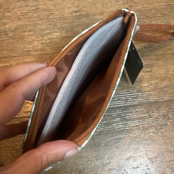 NWT Disney Minnie Mouse Green Stripe Wristlet - Picture 4 of 4